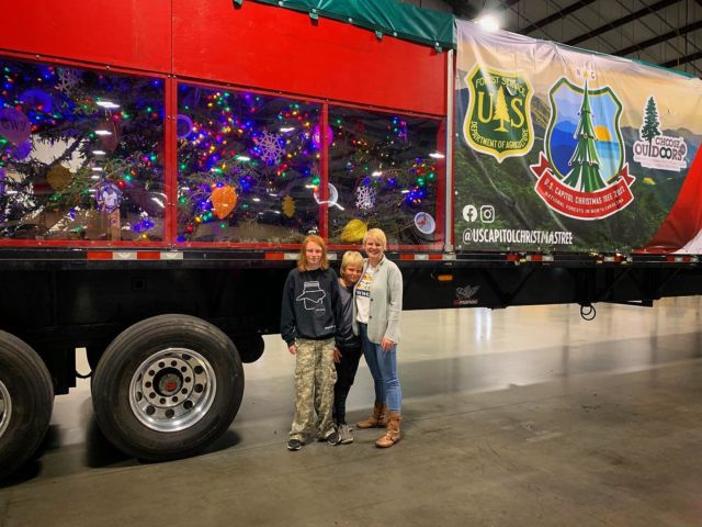 Thanks to the @uscapitolchristmastree and @u.s.forestservice for having us at the Harvest Celebration this weekend! We’re proud that Ruby the tree will head to Washington D.C. to represent the beauty of #pisgahnationalforest and all #nationalforests in #northcarolina.

#madexmtns @visitnc #visitnc #wnc #westernnc #uscapitoltree #pisgahforest #usfs #usforestservice #avlevents #uscapitol #christmastree