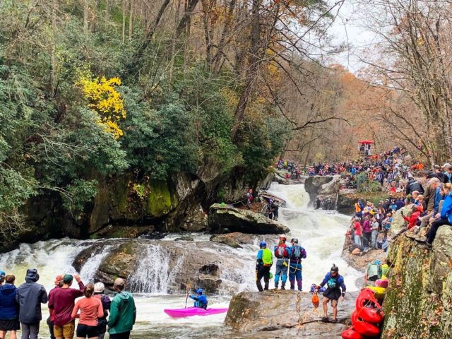 The soggiest show in sports. 🤣🤘 Congratulations @greenrivernarrowsrace racers! Hope everyone —
boaters and hikers — stayed safe out there today! Thanks to all the incredibly dedicated folks who put this annual event on, and to all the safety and rescue crew working hard out there in less than ideal conditions today.

#madexmtns @liquidlogickayaks #greenrivernarrows #greenrace2022 #greenrace